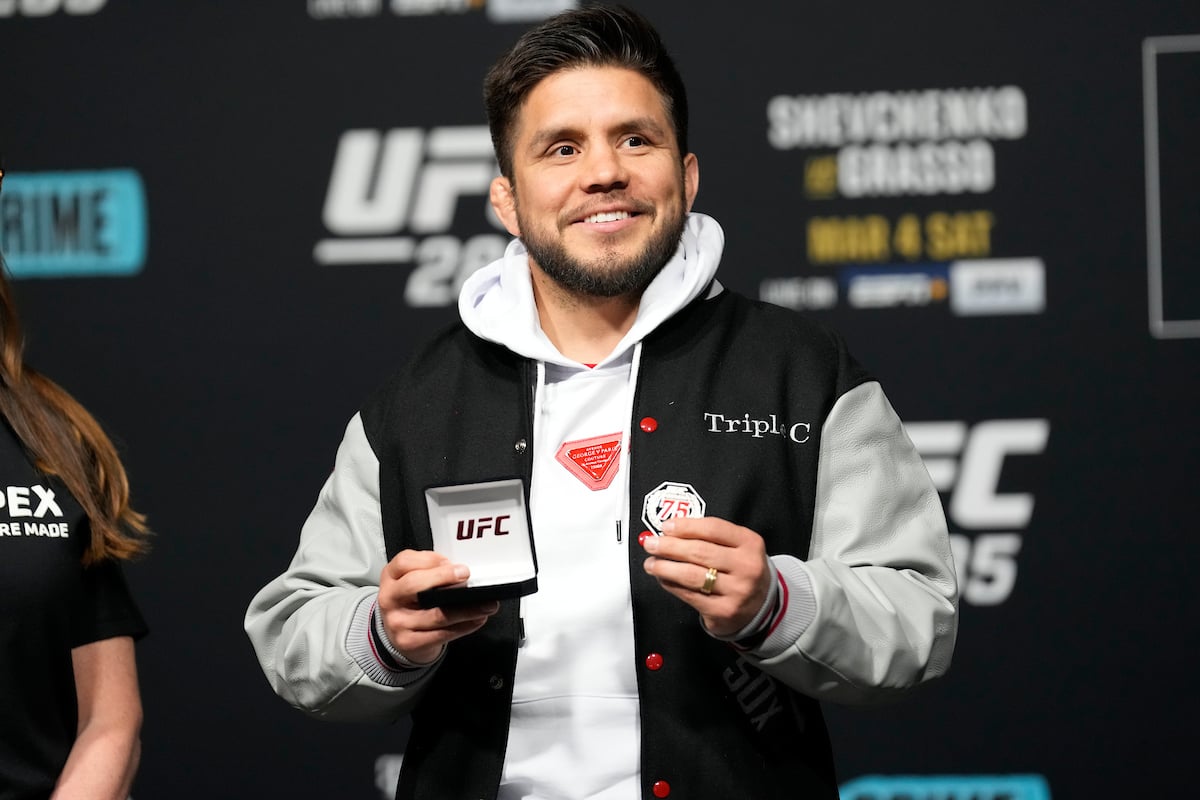 Henry Cejudo sorrindo ao receber uma homenagem da USADA, agência antidoping americana.