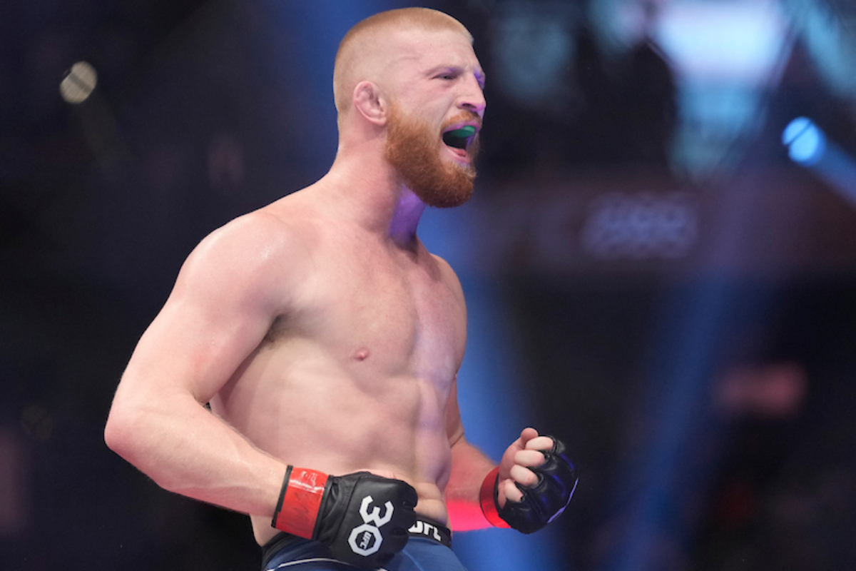 Bo Nickal celebra estreia com vitória no UFC