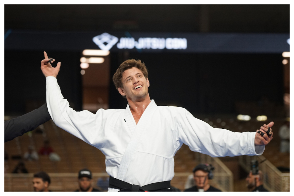 Nicholas com os braços erguidos após vitória no PAN de Jiu-Jitsu 2023