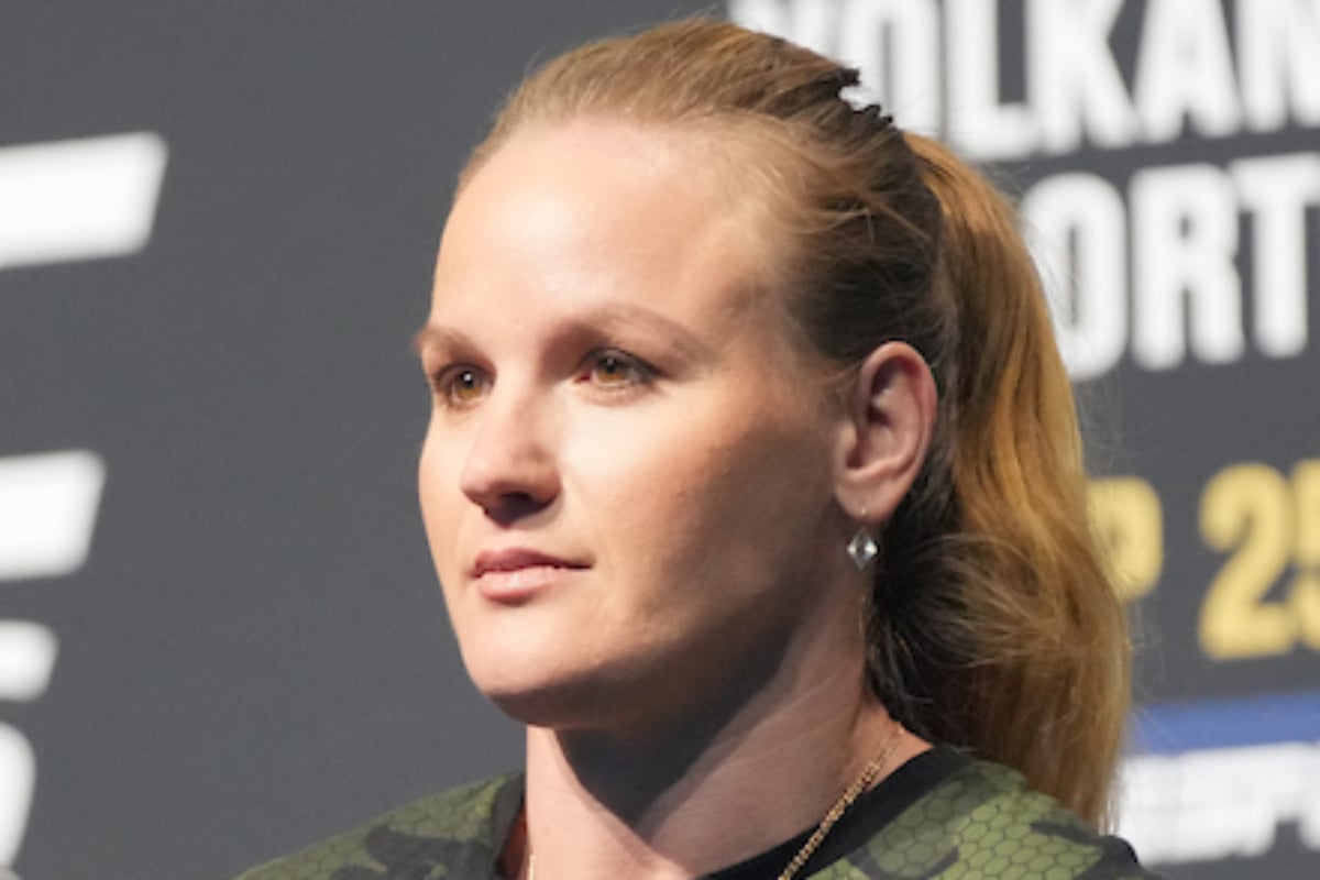 Valentina Shevchenko em foto aproximada de seu rosto com um penteado rabo de cavalo.