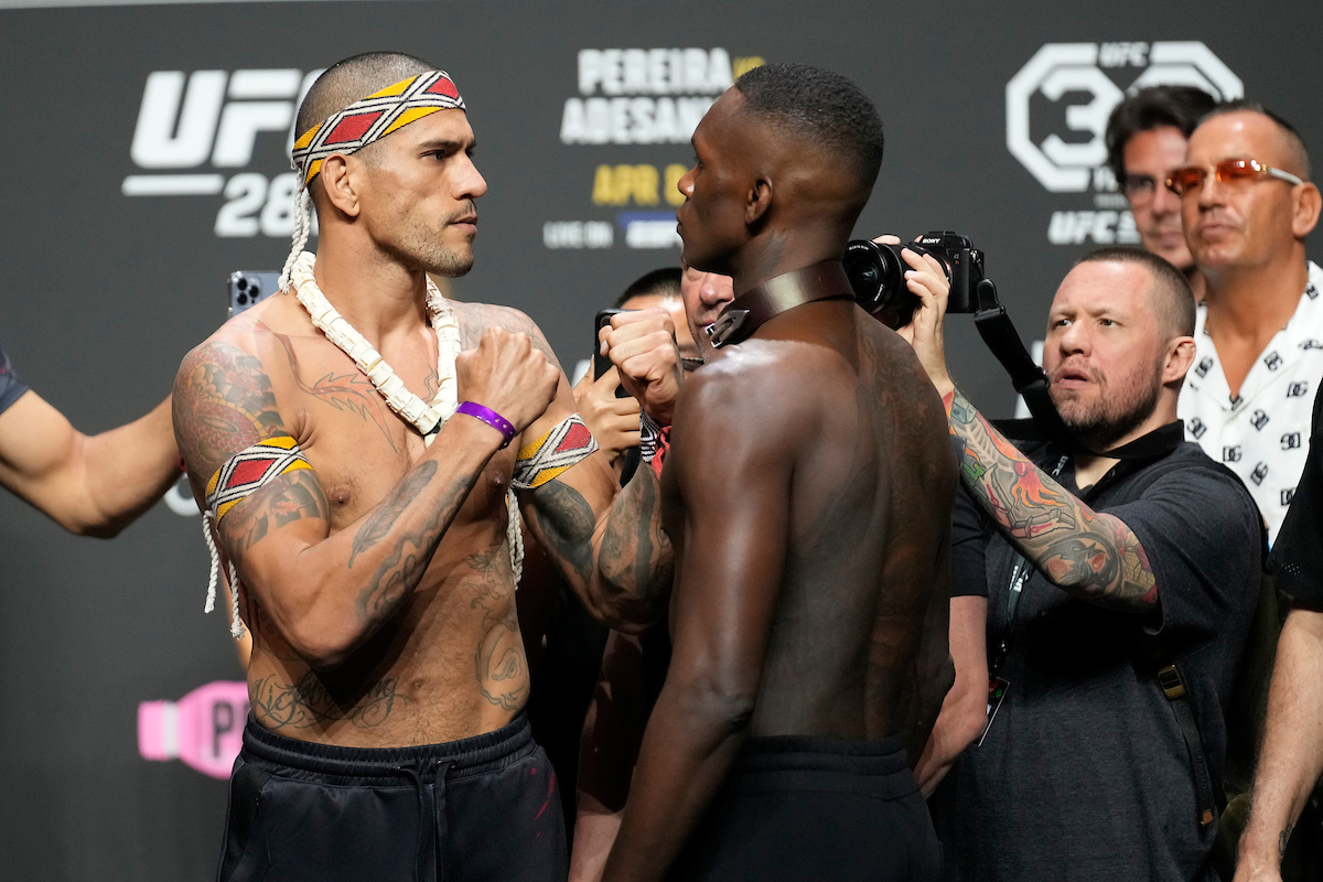 Alex Poatan e Israel Adesanya frente a frente durante encarada na pesagem cerimonial do UFC 287.