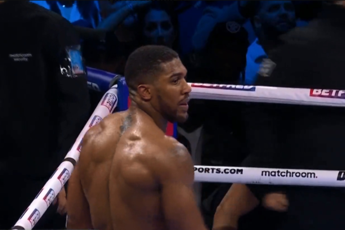 Anthony Joshua no ringue após a vitória sobre Jermaine Fraklin na O2 Arena, em Londres (ING).