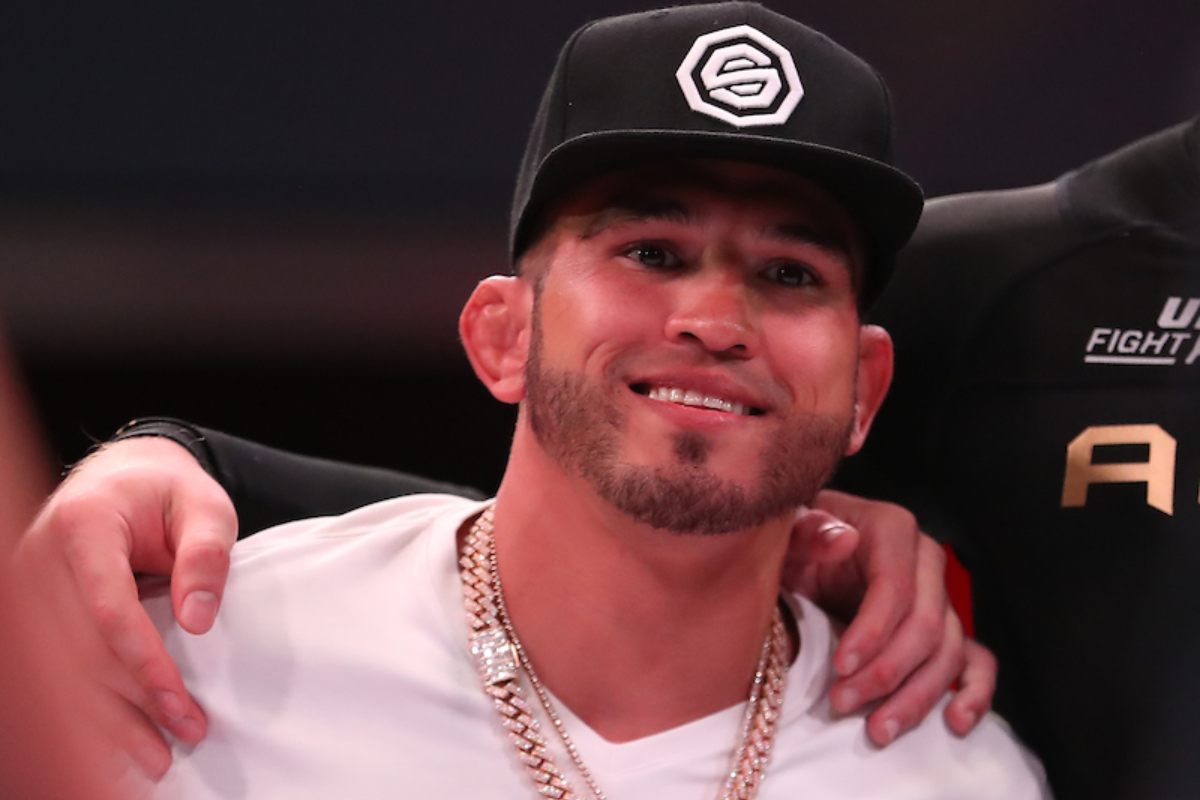 Anthony Pettis sorrindo nos bastidores do UFC Fight Pass Invitational 2.
