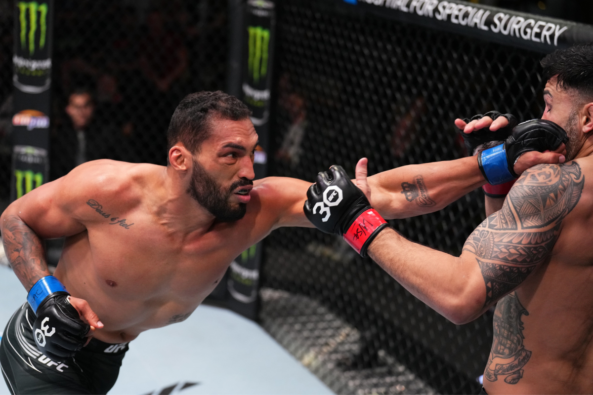 Bruno Blindado acerta um golpe em Brad Tavares no co-main event do UFC Vegas 71.