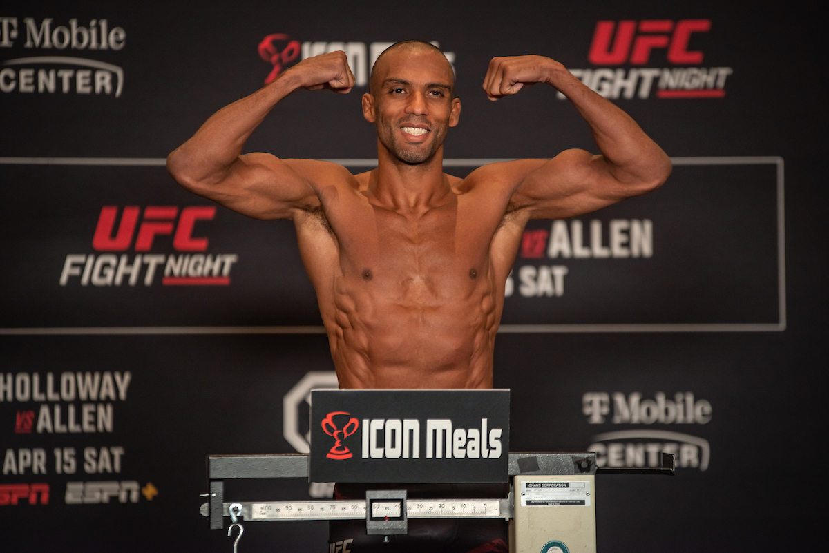 Edson Barboza sorri e faz pose após bater o peso e confirmar sua luta no UFC Kansas City.