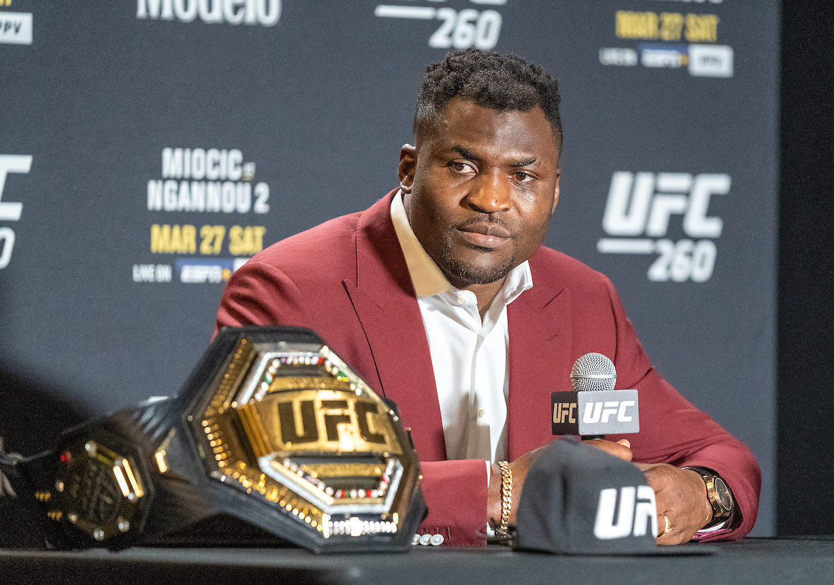 Francis Ngannou conversa com a imprensa após a vitória sobre Stipe Miocic e a conquista do cinturão peso-pesado do UFC.