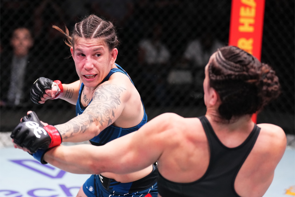 Karol Rosa lança um golpe durante a luta contra Norma Dumont no card preliminar do UFC Vegas 71.