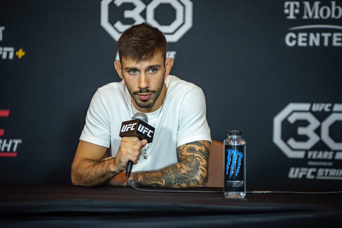 Matheus Nicolau fala com a imprensa antes de enfrentar Brandon Royval no UFC Kansas City.