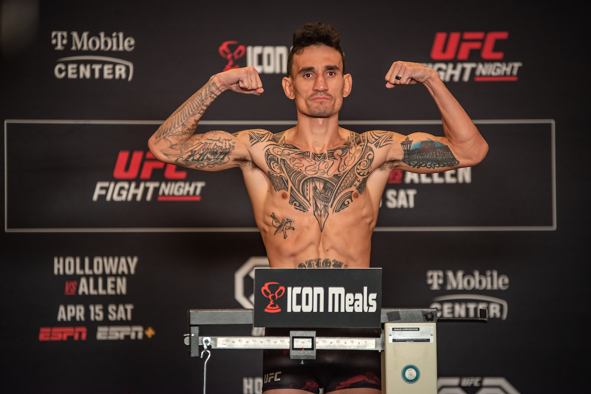 Ex-campeão peso-pena, Max Holloway posa na balança da pesagem oficial do UFC Kansas City.