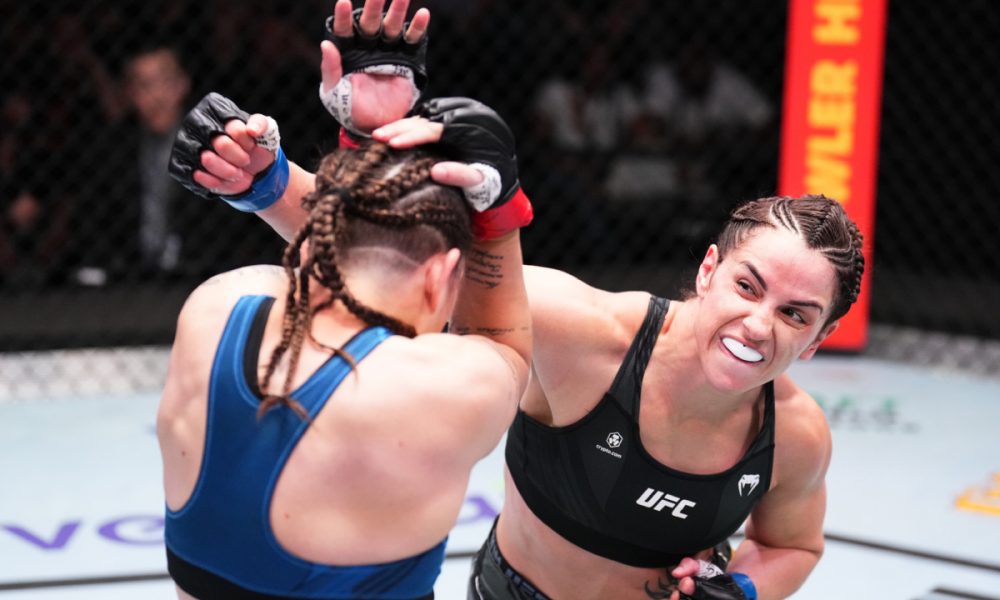 Norma Dumont lança um golpe contra Karol Rosa no card do UFC Vegas 71.