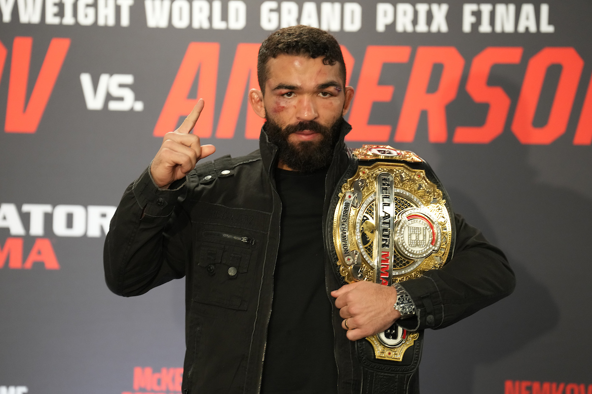 Patrício Pitbull celebrando a reconquista do cinturão peso-pena do Bellator.