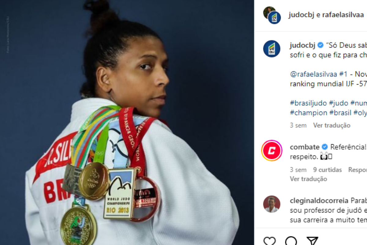 A judoca Rafaela Silva posa de quimono e com algumas de suas medalhas.