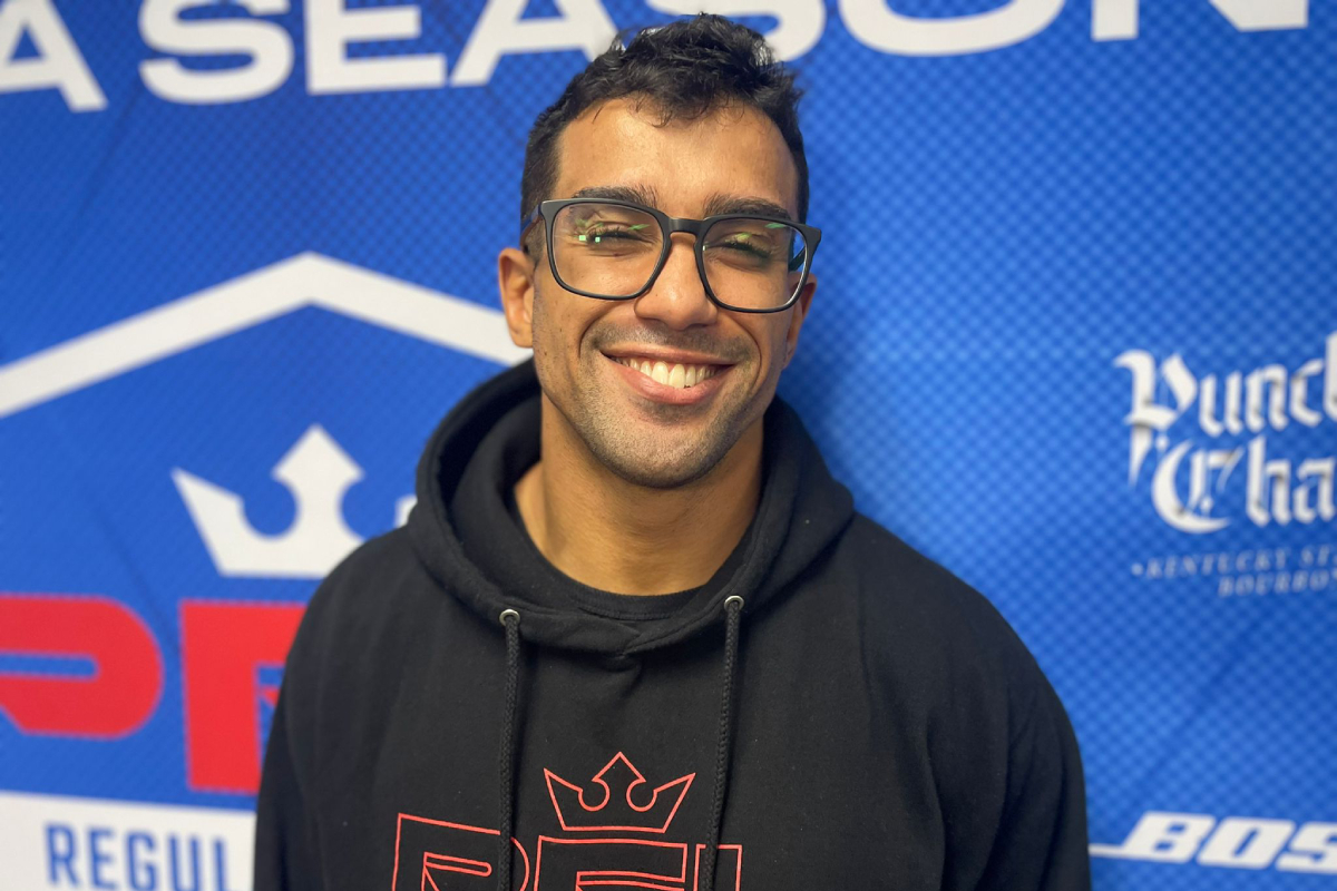 Campeão do torneio peso-leve em 2021, Raush Manfio posa para foto no media day do terceiro evento da PFL na temporada 2023.
