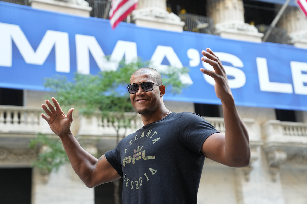 Renan Problema posando em frente à Bolsa de Valores de Nova York antes de um evento promocional da PFL.