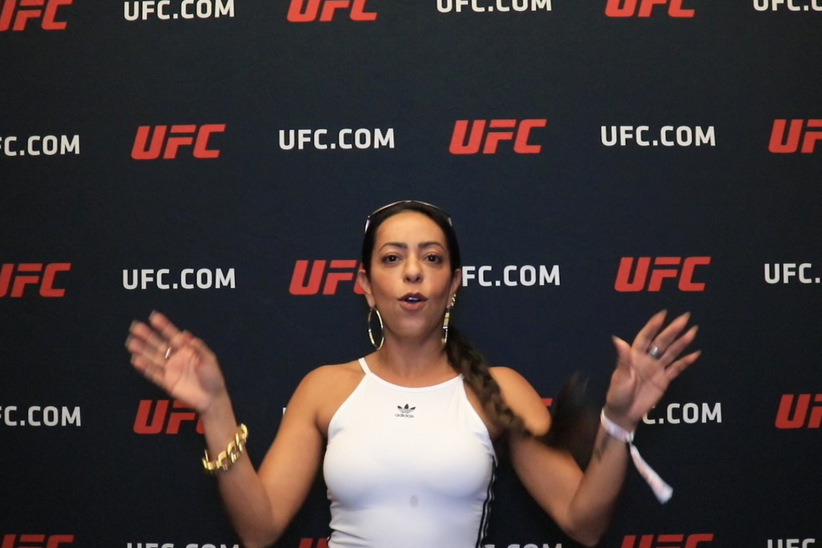 A atriz Samantha Schmütz esteve presente no UFC Vegas 71.