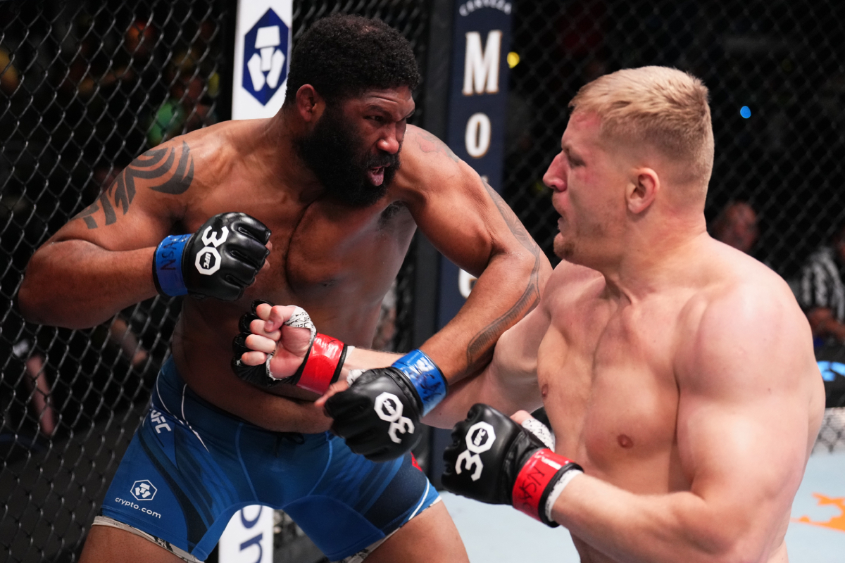 Sergei Pavlovich acerta um golpe na vitória sobre Curtis Blaydes na luta principal do UFC Vegas 71.