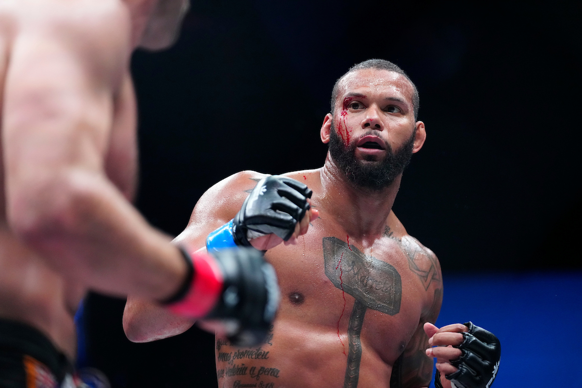 Thiago Marreta sangrando durante luta contra Rob Wilkinson na sua estreia na PFL.