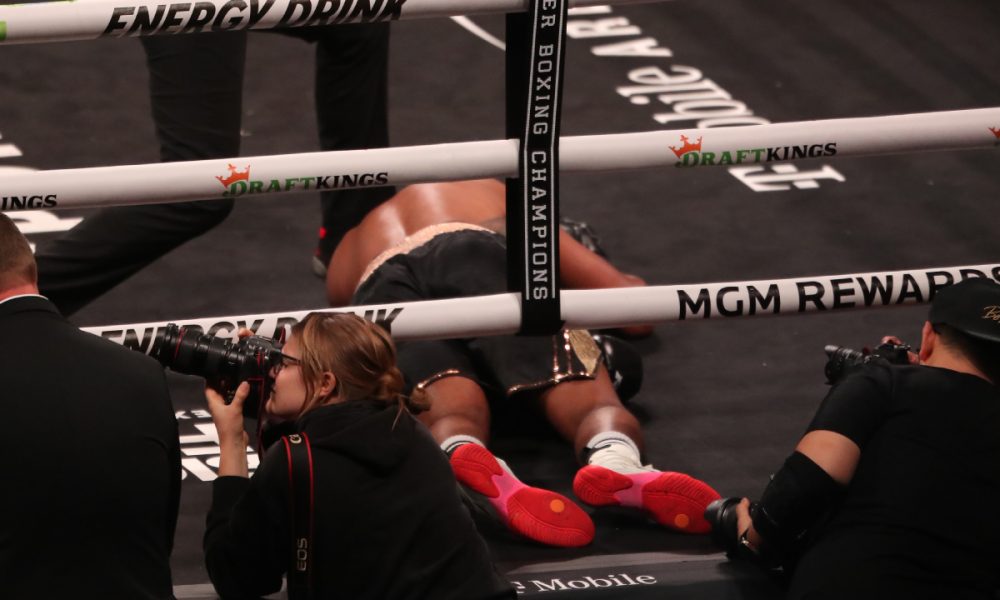 Yamaguchi Falcão na lona após ser nocauteado por David Morrell na disputa pelo título dos supermédios da WBA.