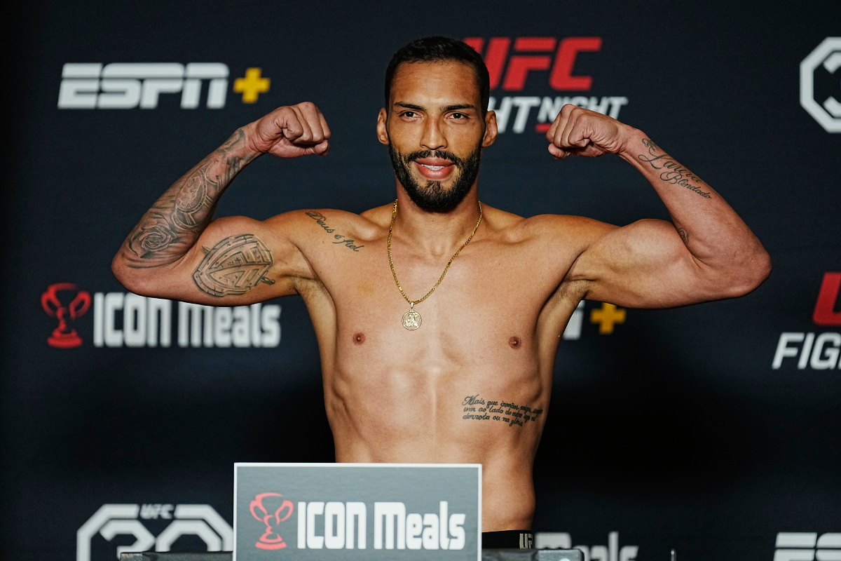 Bruno Blindado posa para fotos após cravar 84.3 kg na balança do UFC