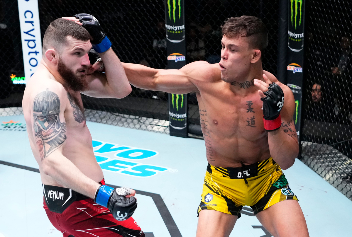 Na base de canhoto, Caio Borralho lança cruzado de direita em rival polonês no UFC Vegas 72