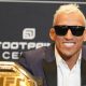 Sorridente e de óculos escuros, Charles Do Bronx atende a imprensa no UFC 274