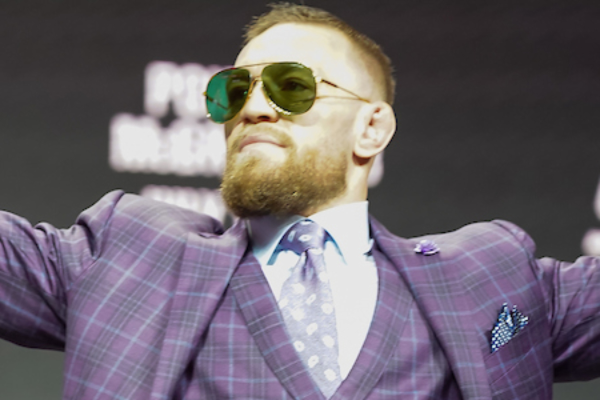 Conor McGregor marca presença na coletiva de imprensa do UFC para trilogia com Dustin Poirier.