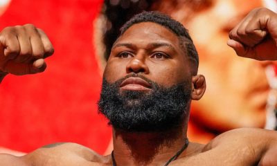 Curtis Blaydes posa para foto na pesagem cerimonial do UFC