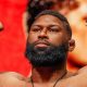 Curtis Blaydes posa para foto na pesagem cerimonial do UFC