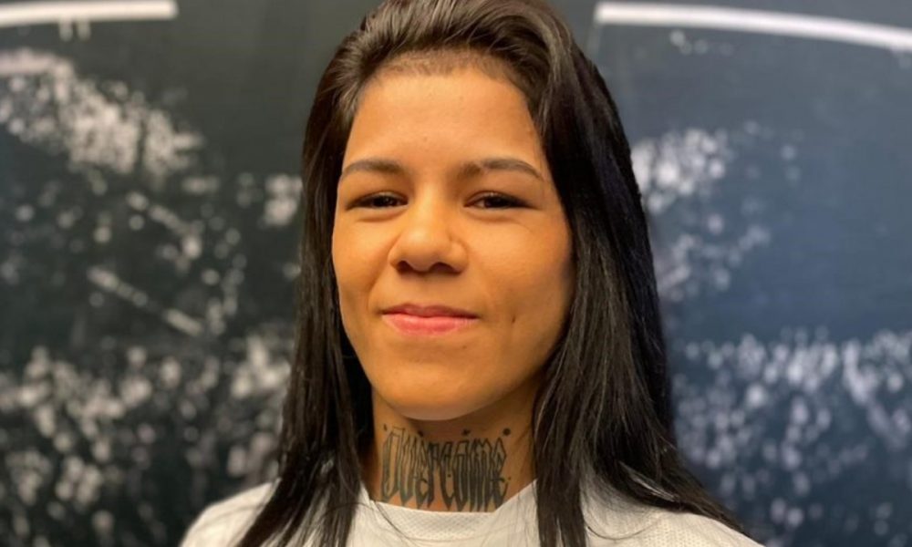 Denise Gomes posa para foto antes de estrear no UFC