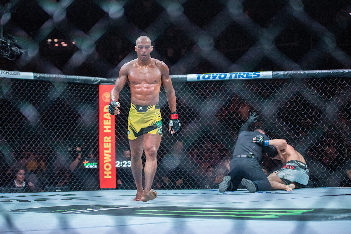 Edson Barboza volta a vencer no MMA ao nocautear Billy Quarantillo no UFC Kansas City no primeiro round