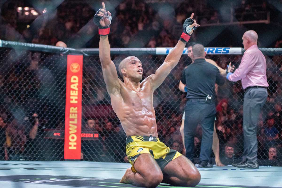 Edson Barboza vence Billy Quarantillo no UFC Kansas City e comemora vitória