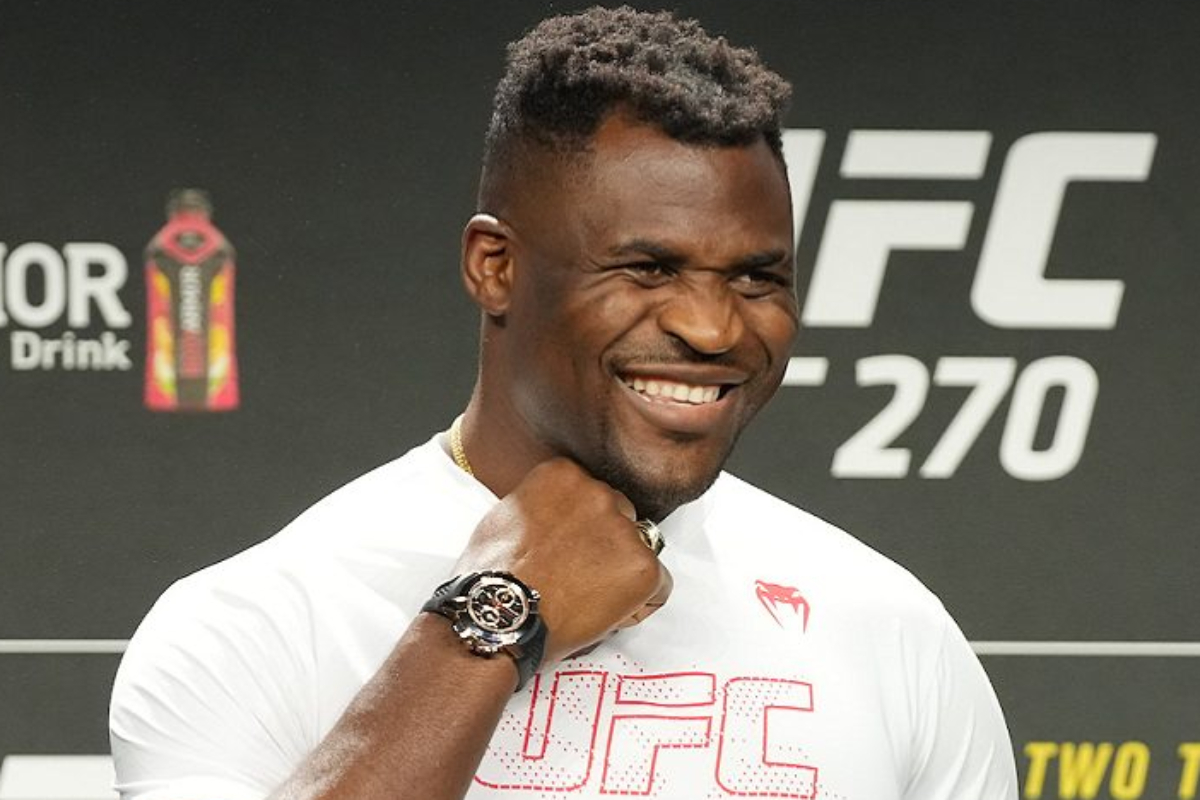Francis Ngannou bate o peso e confirma luta com Ciryl Gane no UFC 270.