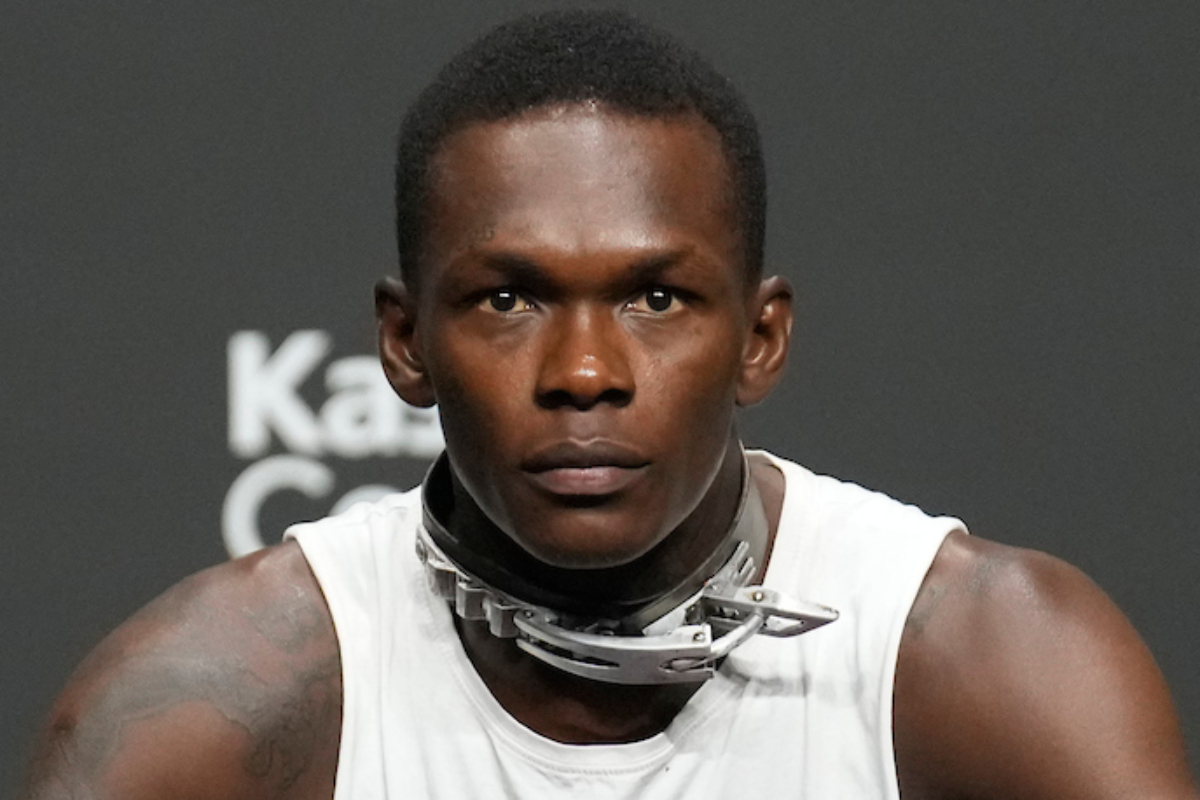 Israel Adesanya explica uso de coleira na coletiva de imprensa do UFC 287 para luta contra Alex Poatan.