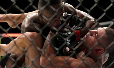 Israel Adesanya aplica ground and pound em Alex Poatan na luta do UFC 281.