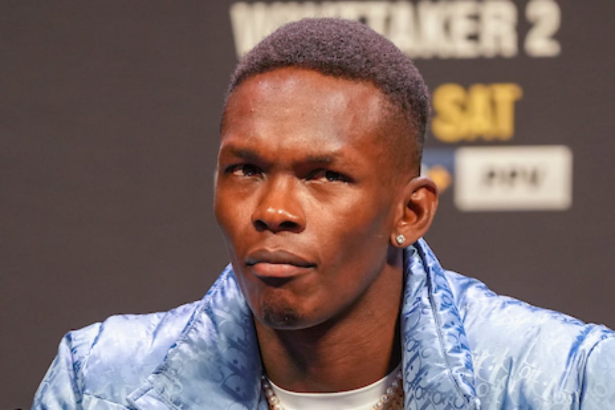 Israel Adesanya participa de coletiva de imprensa do UFC