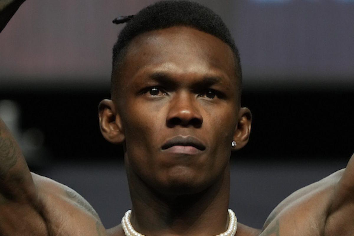 Israel Adesanya comemora ao bater o peso para a luta com Jared Cannonier no UFC 276.