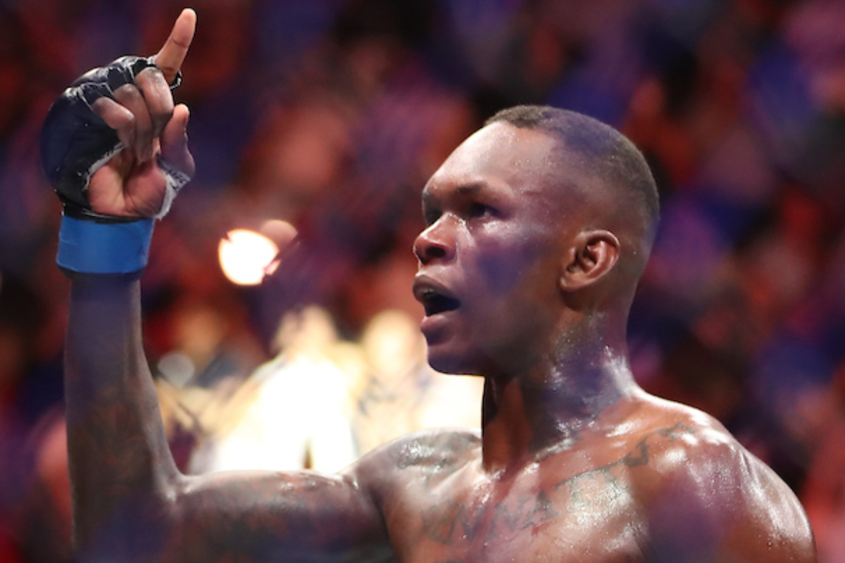 Israel Adesanya comemora nocaute brutal aplicado em Alex Poatan no UFC 287.