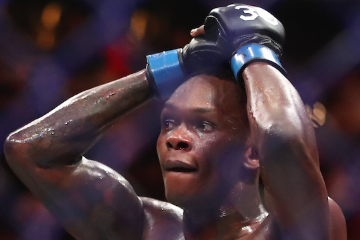 Israel Adesanya vence Alex Poatan por nocaute no UFC 287.