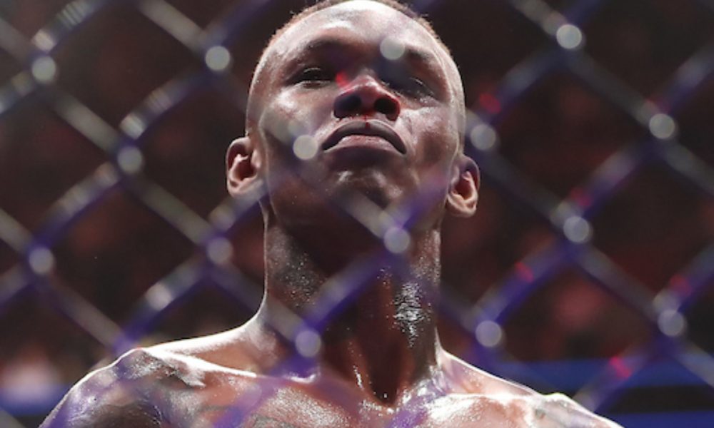 Israel Adesanya lida bem com a pressão e vence Alex Poatan pela primeira vez na carreira.