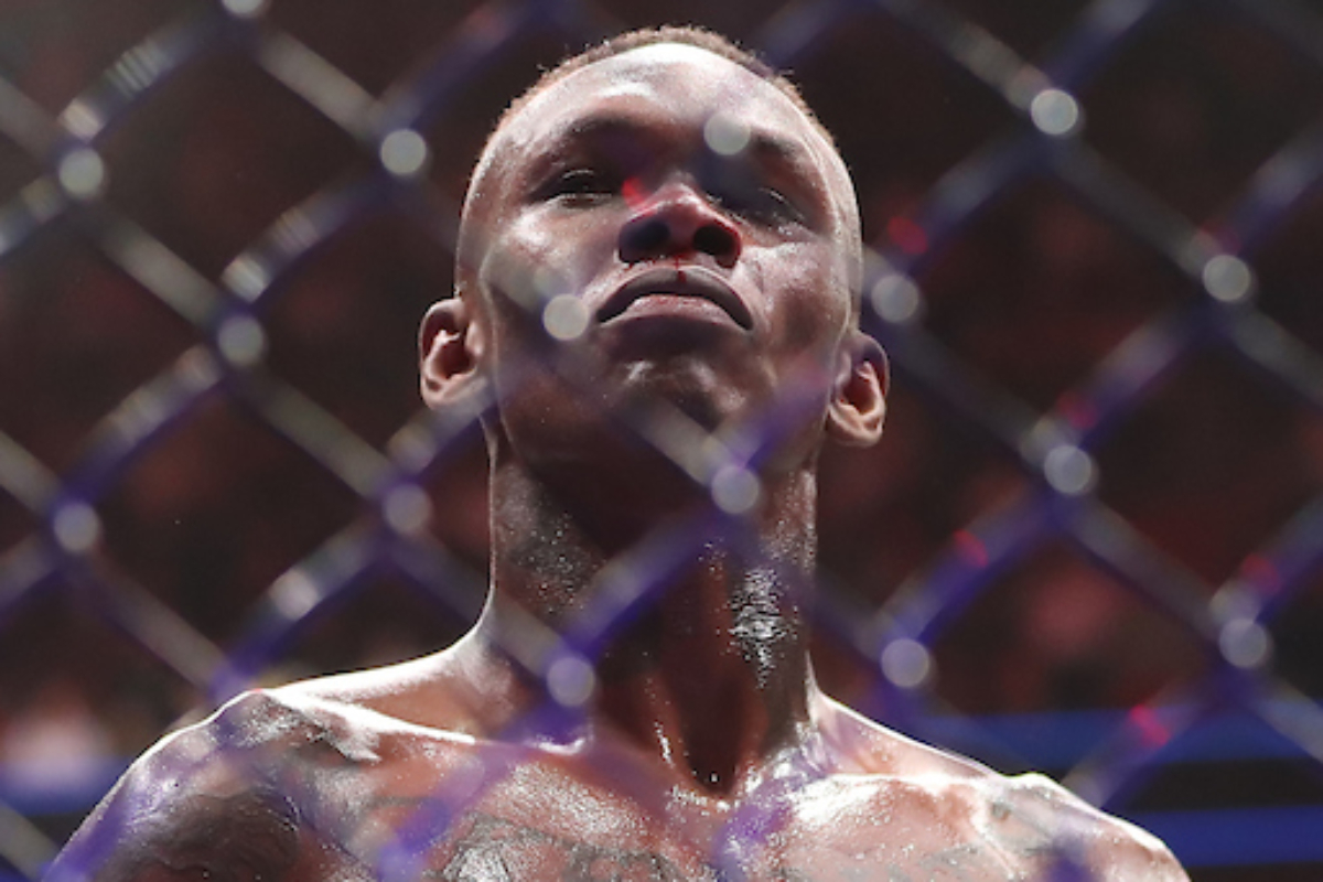Israel Adesanya lida bem com a pressão e vence Alex Poatan pela primeira vez na carreira.