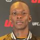 Israel Adesanya aparece em mais um media day do UFC antes de lutar.