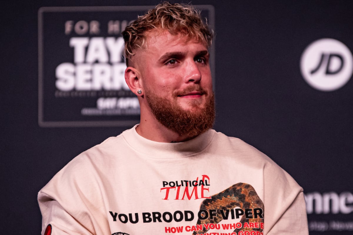Jake Paul conversa com a imprensa durante coletiva antes de luta de boxe