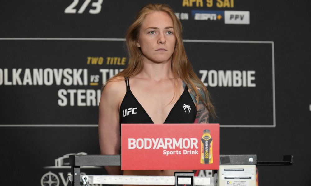 Kay Hansen durante a pesagem do UFC 273