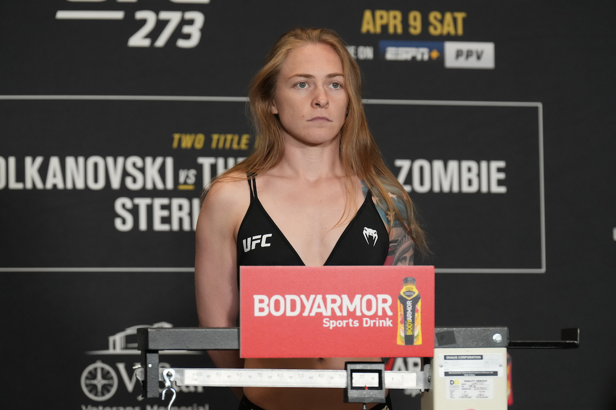 Kay Hansen durante a pesagem do UFC 273