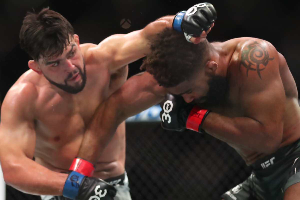Kelvin Gastelum vence luta contra Chris Curtis no UFC