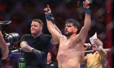 Com os braços erguidos, Kelvin Gastelum é anunciado como vencedor da luta contra Chris Curtis no UFC 287