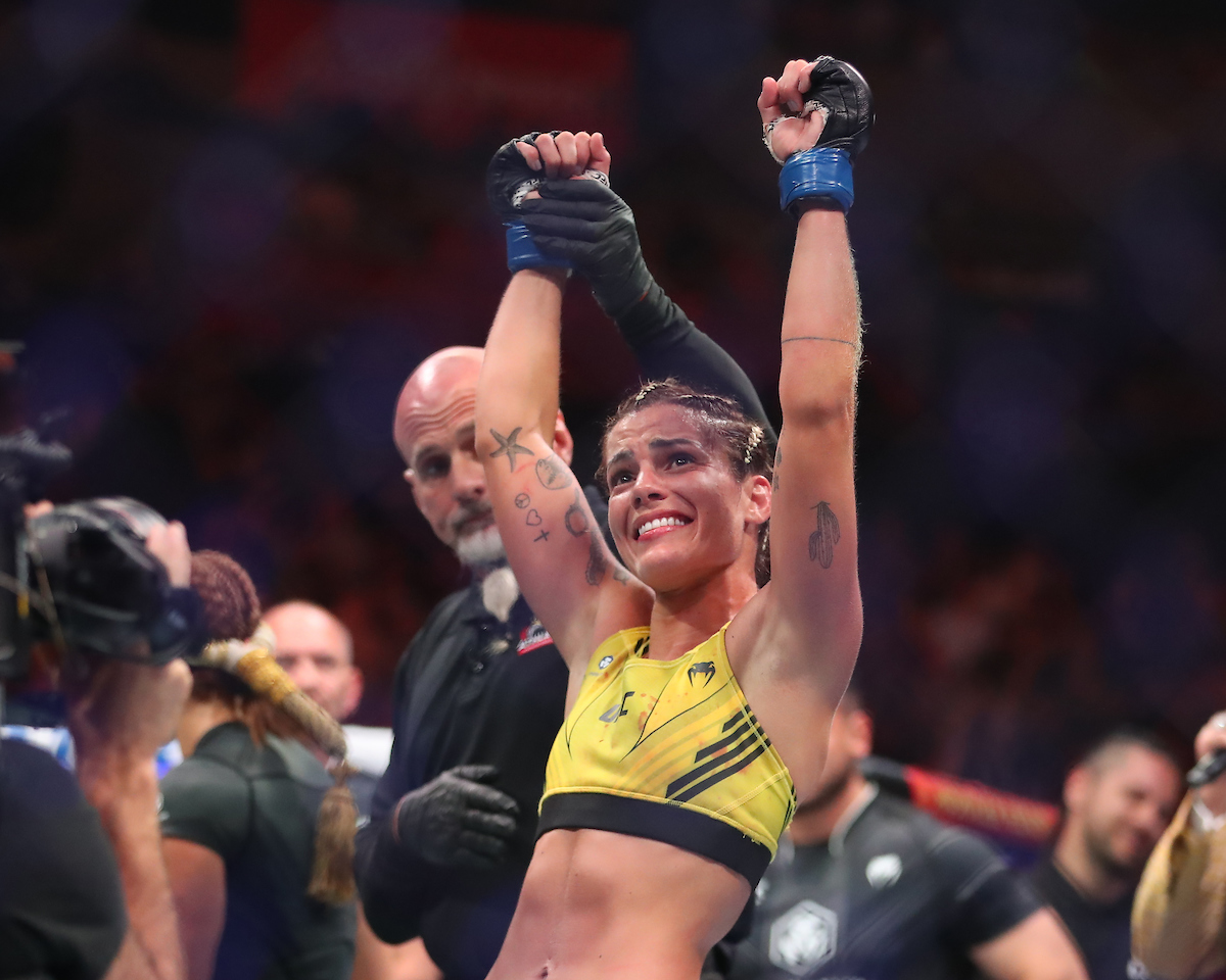 A judoca brasileira Luana Pinheiro comemora vitória no UFC 287
