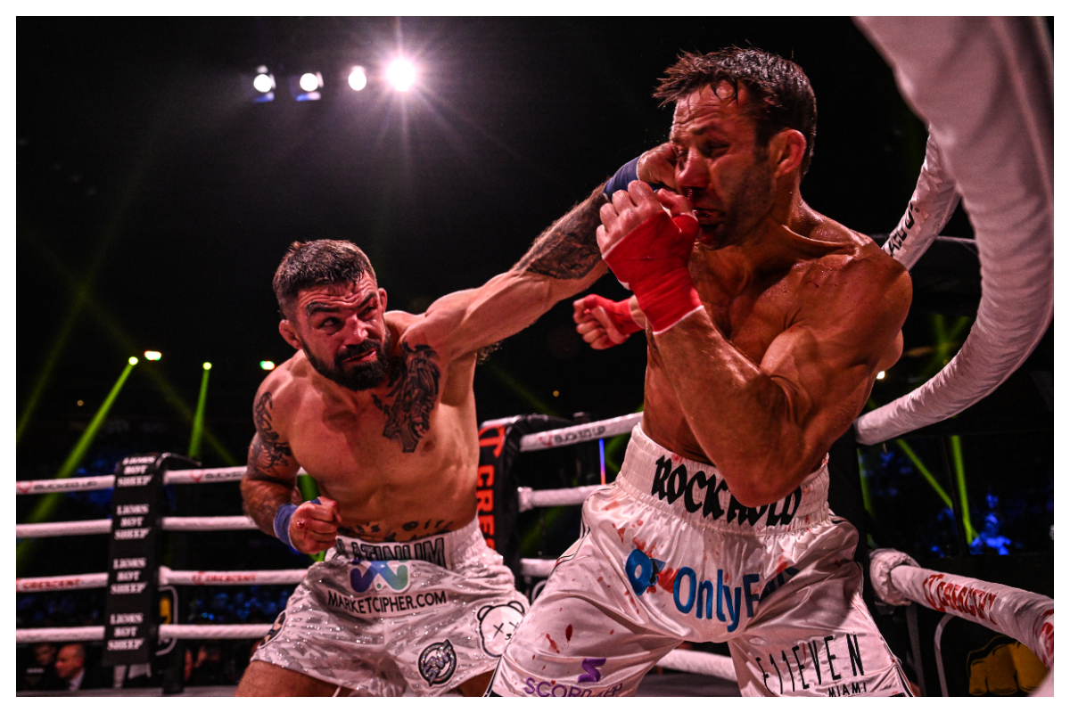 Mike Perry avança e lança jab de esquerda em Luke Rockhold durante combate no Bare Knuckle