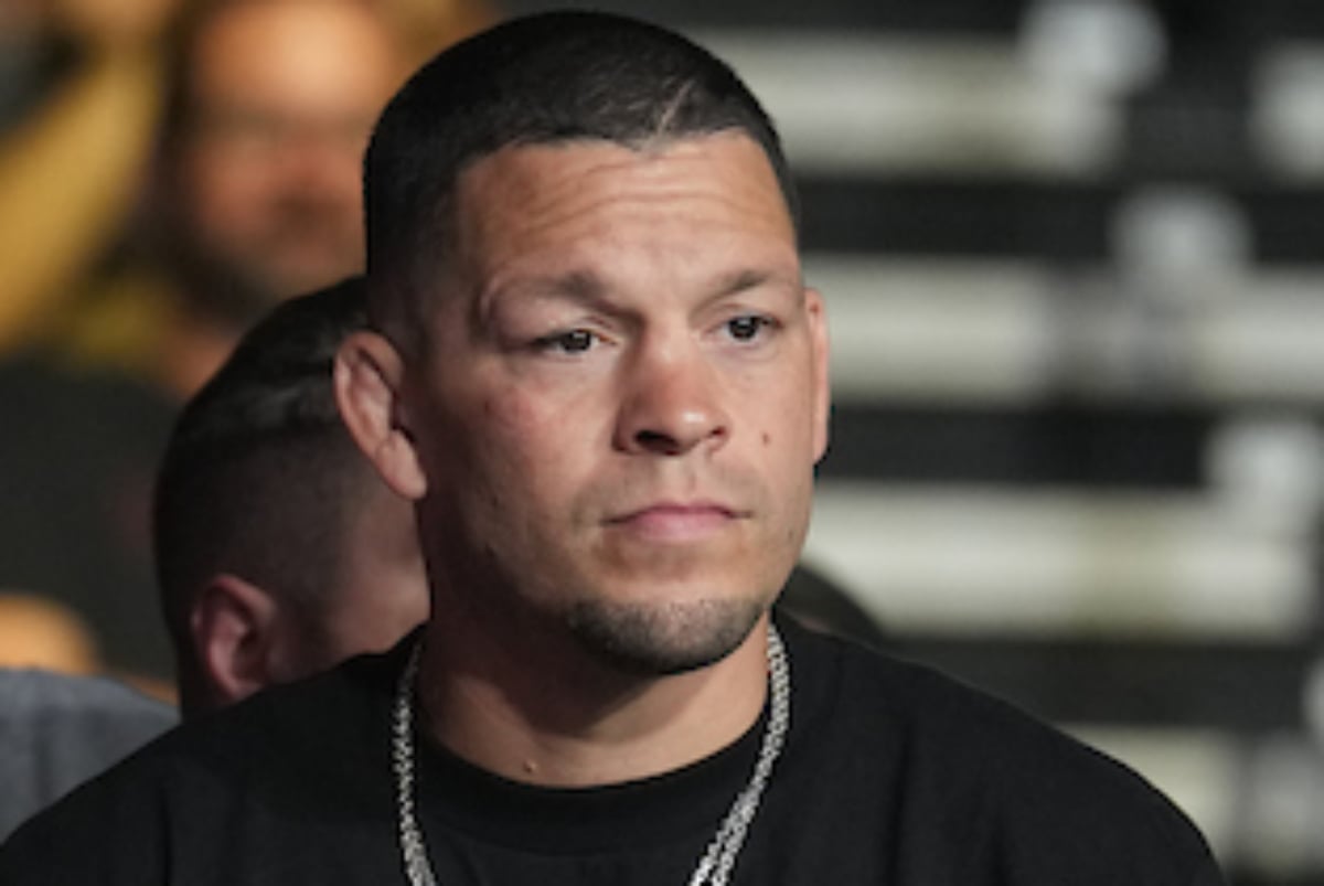 Com cordão de prata, Nate Diaz marca presença na plateia durante evento do UFC.