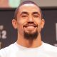 Robert Whittaker atento aos questionamentos da imprensa antes de sua segunda luta contra Israel Adesanya, no UFC 271